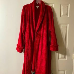 Women’s XL/XXL red polyester robe. Super comfy and soft